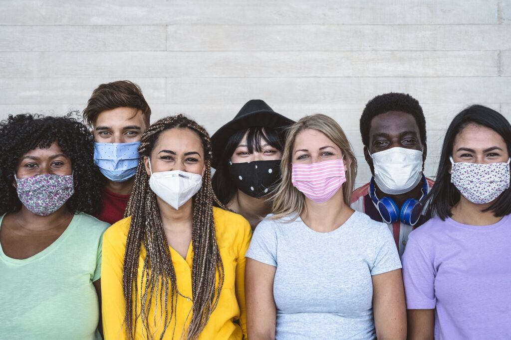 Groupe de jeunes portant le masque pour se protéger du Covid 19