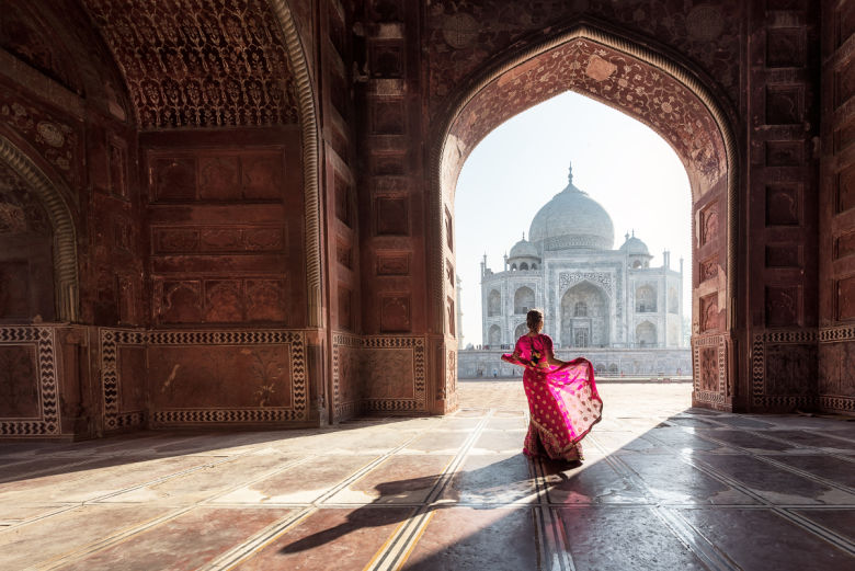 Femme indienne devant le Taj Mahal