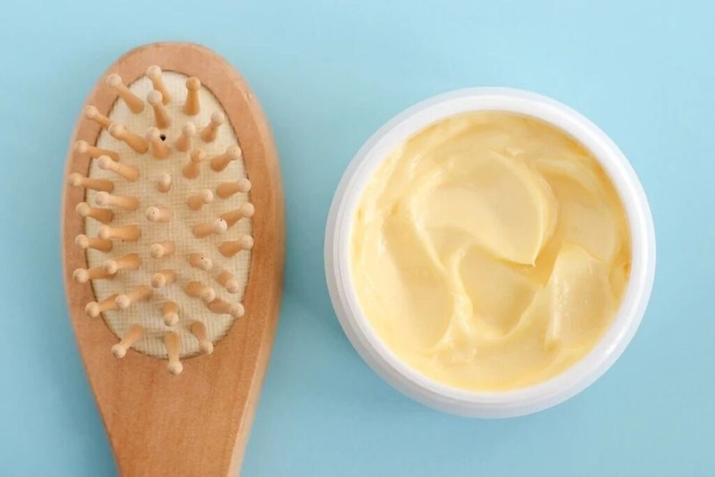 Appliquer du beurre de mangue dans les cheveux pour les entretenir